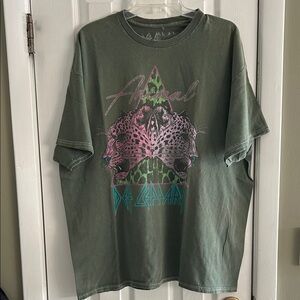 URBAN OUTFITTERS DEF LEOPARD GRAHIC  DISTRESSED OVERSIZED T-SHIRT SIZE S/M